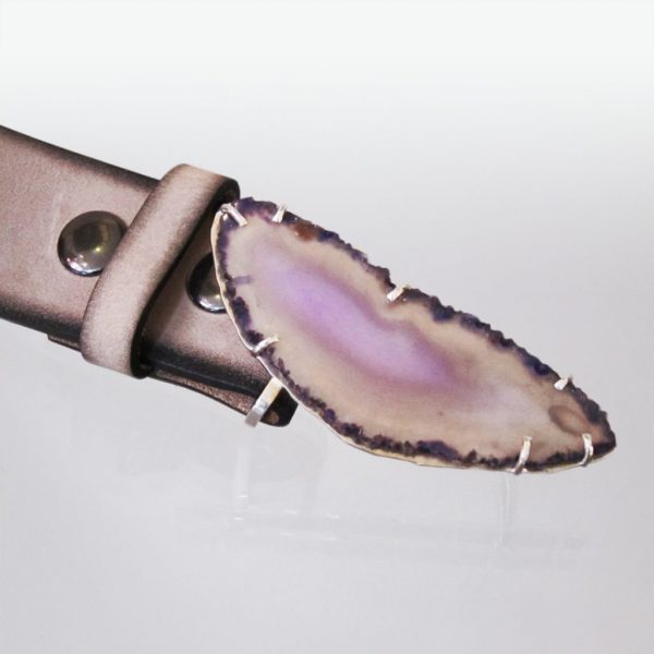 Ledergürtel mit lila Achatscheibe in Silber gefasst von Angelika Brinkmann